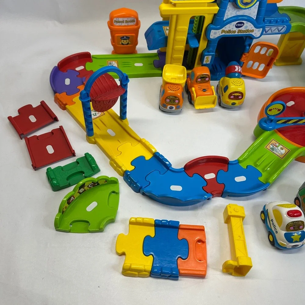 VTech Go Go Smart Wheels Police Station Playset with 6 Vehicles and Tracks